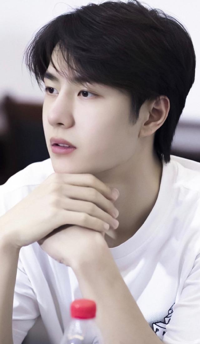 一博发博说了看一下谁在过节，我看是他自己在过六一偷笑！|fun娱乐