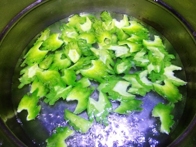 冬天多吃牛肉，滋补身体还御寒，用凉瓜炒，好吃不油腻