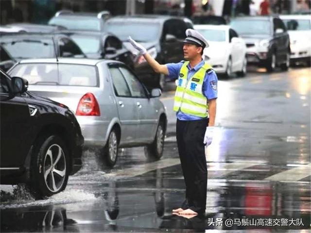 高速下暴雨开双闪，被罚款200元扣3分