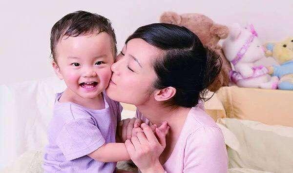「超级宝妈」男人在孩子出生那一刻，才当了爸爸，妈妈却不是