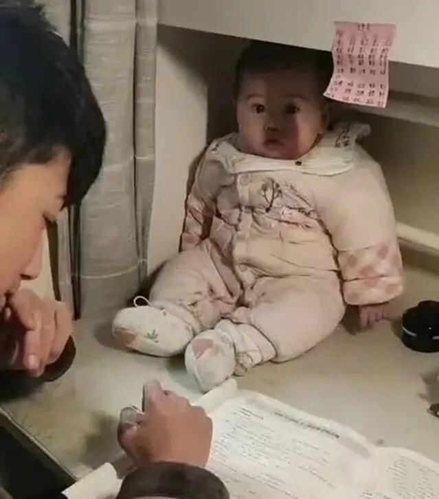 超级宝妈▲“吉祥物”妹妹助攻哥哥写作业，乖巧模样萌翻众人，好可爱