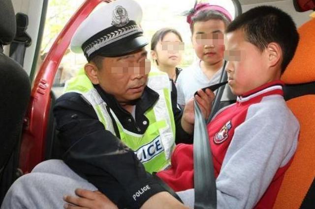 超级宝妈|爸爸误把儿子锁车内，3小时后才想起来，打开车门瞬间泪流不止