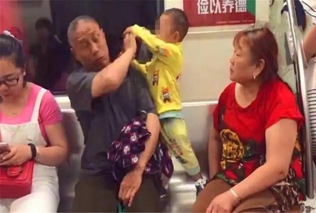 [超级宝妈]又一个孩子被养废！地铁内这个小男孩的举动令人唏嘘：太悲哀