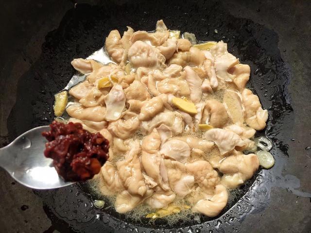 洋葱和它是“绝配”，简单一炒，香辣入味，一口接一口停不下来