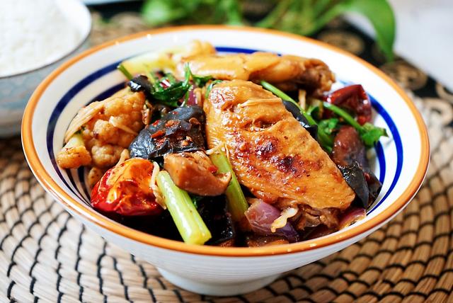 在家制作鸡翅麻辣香锅，食材丰富，营养更丰富，好吃到停不下来