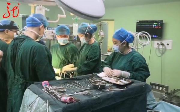 肿瘤|7月大女婴吃啥吐啥愁坏家长！一查惊呆：体内竟有个“怪胎”