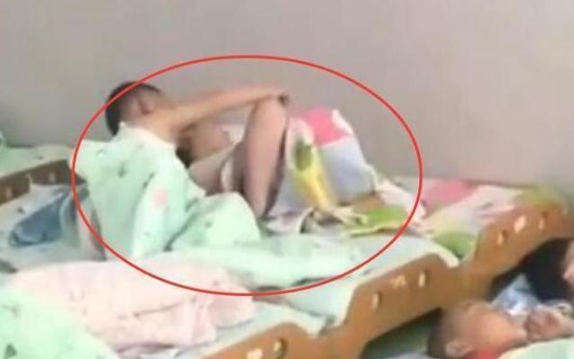 你的育儿经■幼儿园“男女混睡”，老师群里晒出照片后，宝妈们坐不住了