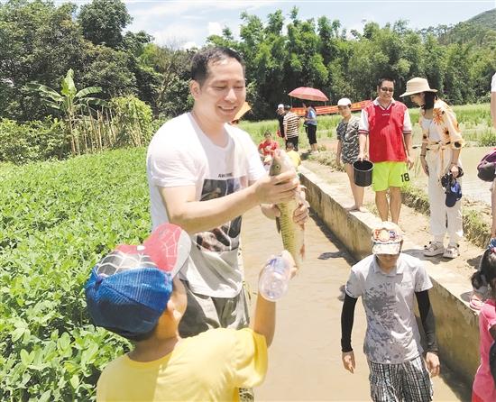 「你的育儿经」男宝“补袜子”火了,穿针引线太专注,网友:像极了我姥姥补衣服