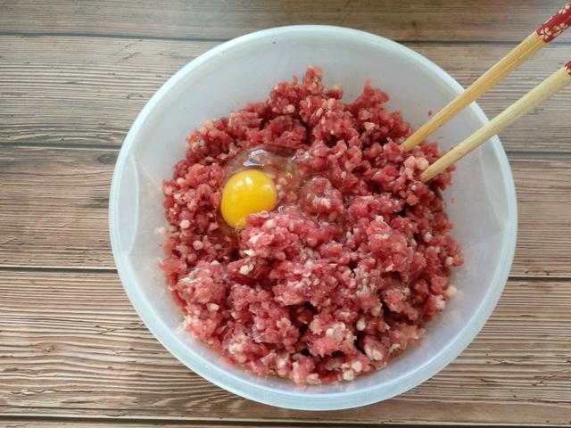 爱吃牛肉馅饼不用去买，按照此法自己做，薄皮大馅不油腻