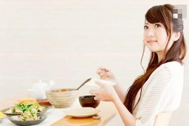 你的育儿经|90后宝妈产后“月子餐”：饭和菜都在一起，没人照顾只能自己做