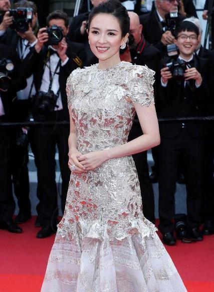 肆无忌惮的美|40岁章子怡剪短发太惊艳了！穿姜黄色连衣裙，又美出了新高度