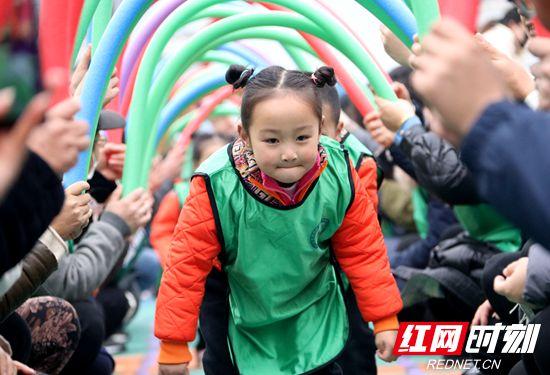 武陵源区机关幼儿园举行画展暨亲子游戏活动