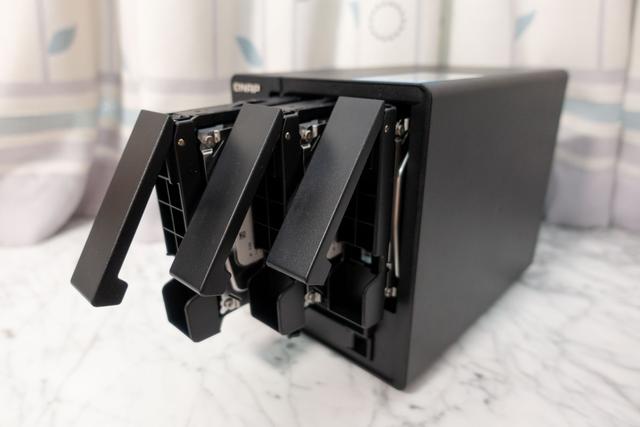 超详细Emby和Jellyfin对比！威联通TS-551：挂黑裙，转原盘如何？