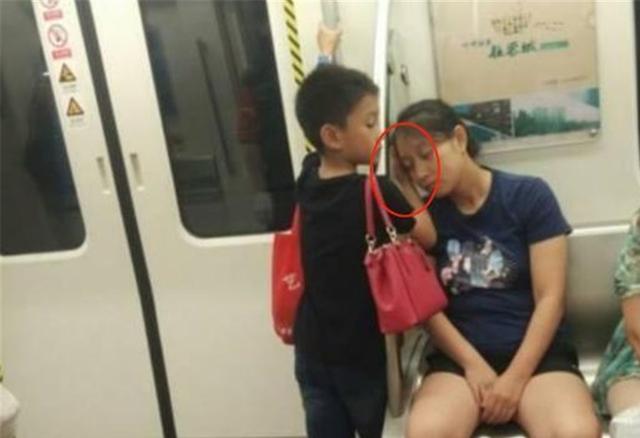 你的育儿经|一张地铁偷拍照，赢得数万网友点赞：孩子的教养，决定人生的高度