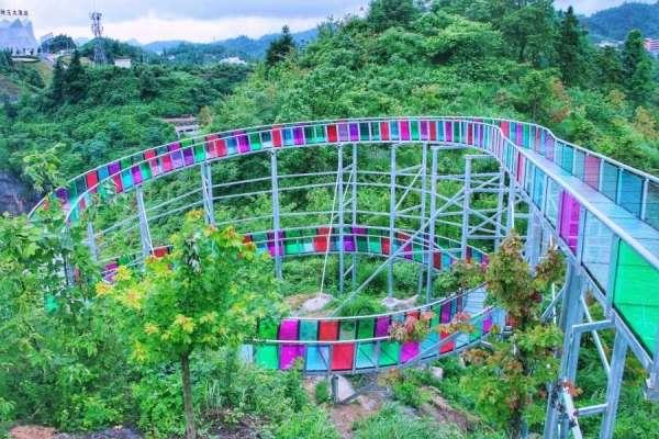 「莫名的青春」贵州铜仁首条高空玻璃全景四季滑道漂流亮相朱砂古镇