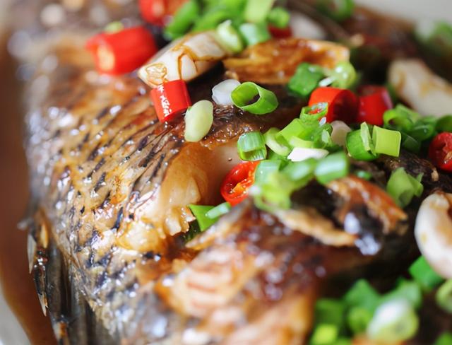 煎鱼时，别直接下锅，多加这1个步骤，鱼皮不破不粘锅，更完整