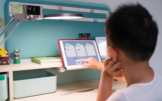 儿女天天乐|可调节的儿童学习桌椅到底有用吗？黑白调儿童学习桌椅给你答案