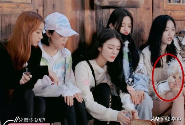 喵酱|《横冲直撞的20岁》别人都在吃零食，有谁注意吴宣仪在干嘛？