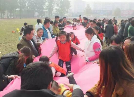 宝妈穿新衣服给娃开家长会，却被老师隐晦劝回，建议换身衣服再来