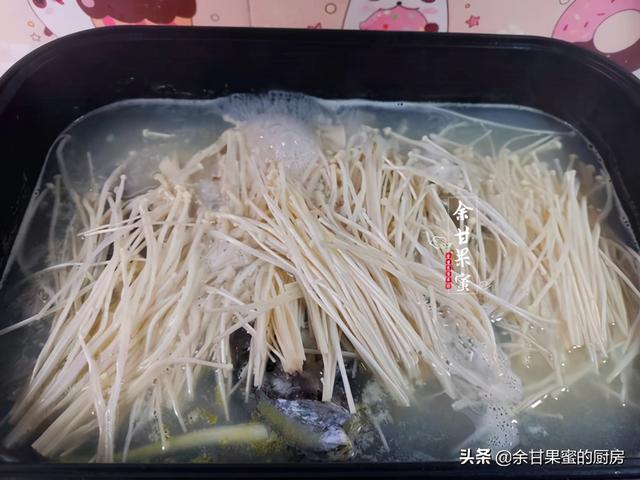 金针菇豆皮鱼头汤，食材普通，炖一炖上桌，汤汁奶白浓郁无腥味