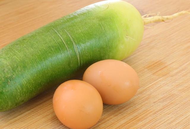 一个萝卜，两个鸡蛋，这样做超好吃，皮薄大馅，香酥多汁比包子香