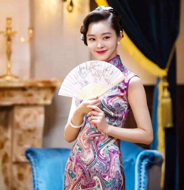 时尚迪科宋轶穿上旗袍美呆了，没想到她这么穿也不逊色