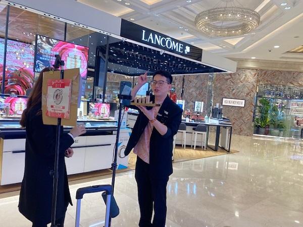 上海|直播带货“出圈”上海 首店新品引流全国