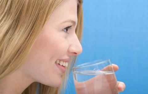 感冒多喝水不吃药能好吗？医生来为你解答