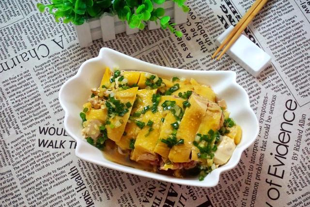 鸡腿这样做，比白斩鸡还好吃，又鲜又嫩，端上桌都抢着吃