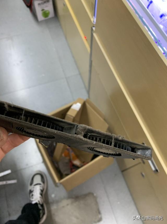 客户买8G内存给电脑升级，装上发现更卡了，找到原因不说话了