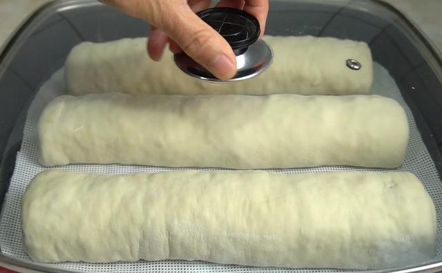 白菜这样吃真过瘾，不发面不烫面，一折一卷就搞定，比包子还好吃