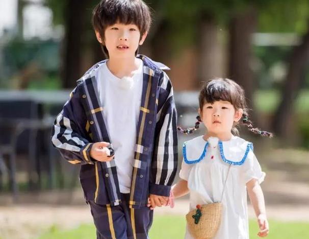 #你的育儿经#“你是姐姐，要让着弟弟”，女儿一句反驳的话，让妈妈说不出话来