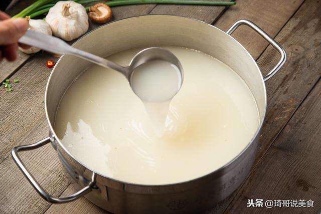 吃火锅时，最好不要点几十元的“清汤锅”，服务员：还不如清水锅