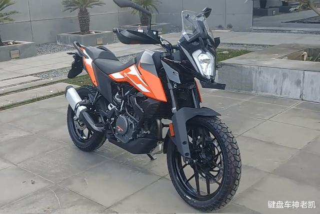 KTM 250 ADV实车曝光，卤素大灯、LCD液晶仪表