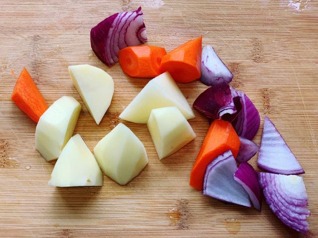 烤鸡还在外面买？在家做一样外酥里嫩，嫩滑多汁，一人吃一只