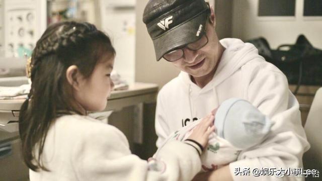 退场|女儿弹钢琴章子怡掌镜，汪峰手把手教女儿弹琴，为默契竖大拇指