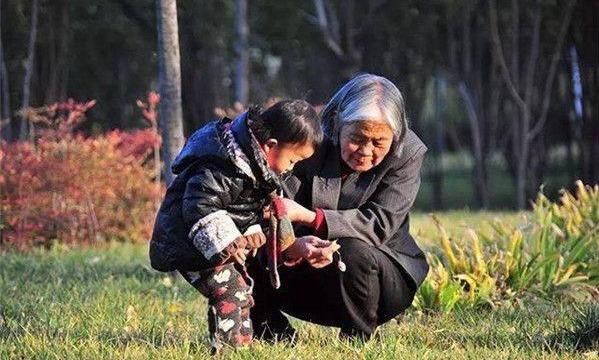 老人带大外孙，却陷入无人赡养的窘境，儿媳：去找你女儿一家养你