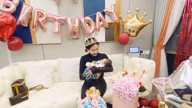 『超级宝妈』有种“幸运”叫何雯娜女儿，专挑父母优点长，长相酷似“洋娃娃”
