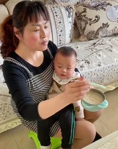 [你的育儿经]如何让宝宝的食物快速降温？可以放在空中“转三圈”