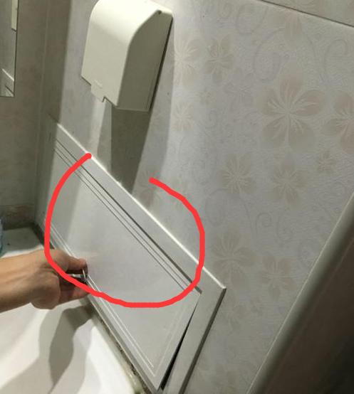 卫生间排水管检修口影响瓷砖铺贴,业主让工人这样施工