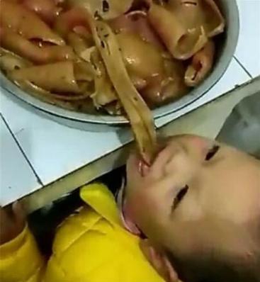 #你的育儿经#妈妈醒来发现娃“丢”了，到厨房一看笑出眼泪，网友：胃口真好