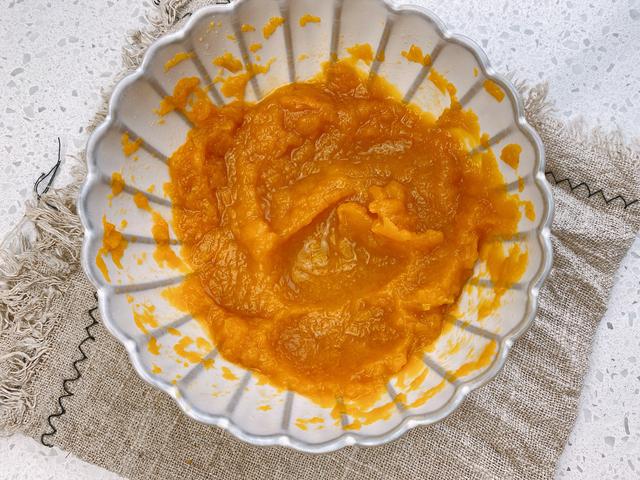 用南瓜做一个最简单的面条，不用擀面，口感爽滑筋道，营养又美味