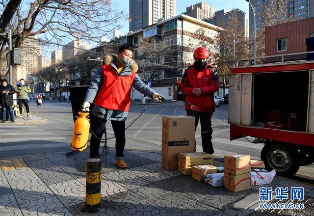 新华网客户端■快递小哥，疫路“逆行者”