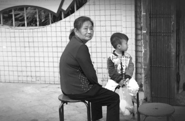 超级宝妈|为什么孩子3岁之后,最好不要让姥姥带?奶奶的截胡不无道理