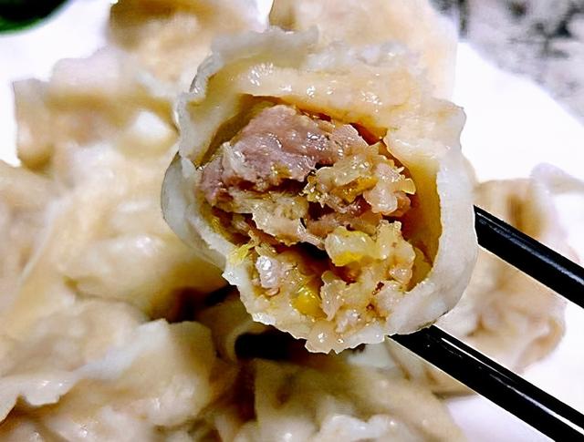 冬天吃酸菜馅饺子，学会正确的调馅方法，饺子味香纯正，特别好吃