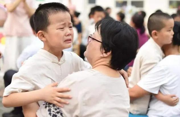 14岁女孩偷看“小电影”两次怀孕，父亲知道来龙去脉，当场崩溃