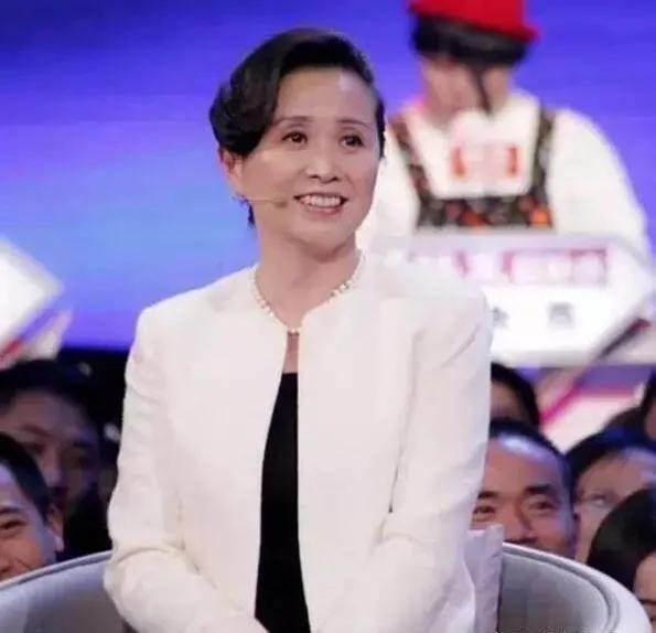 浮生|黄菡陪伴《非诚勿扰》六年，离开时孟非落泪，她现在怎么样了？