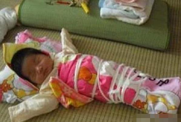 「超级宝妈」医生查房,看到奶奶把孩子捆成了“粽子”,气得发火