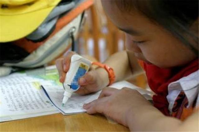 【你的育儿经】这些“毒文具”孩子总爱跟风买，却被央视曝光：长期使用影响智力