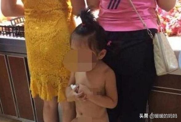 你的育儿经■女孩“一丝不挂”逛超市，路人劝阻反遭妈妈怒怼，网友：太荒唐了